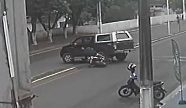 Mecânico filmado sendo “amassado” ´por pneus de picape em avenida de Vilhena está consciente e fora de perigo