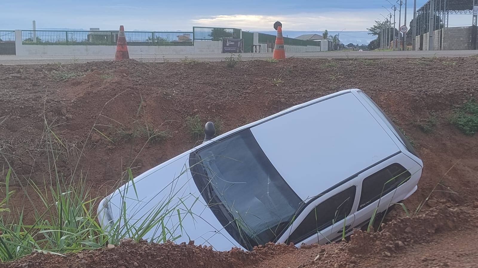 VEJA FOTOS: após o último dia de carnaval, carro é encontrado abandonado dentro de valeta às margens de BR, em Vilhena