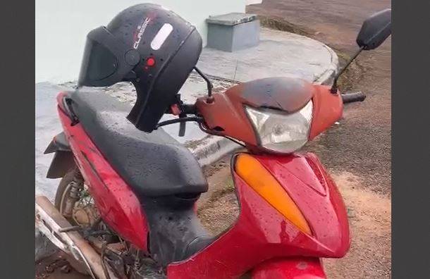 Moto estacionada por homem aparentemente bêbado que mobilizou Bombeiros e PM em Vilhena continua no mesmo lugar há 4 dias