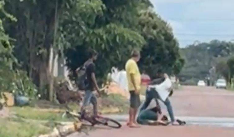 ASSISTA: viraliza no WhatsApp vídeo que mostra homem sendo espancado por outros três em plena luz do dia em avenida de Vilhena