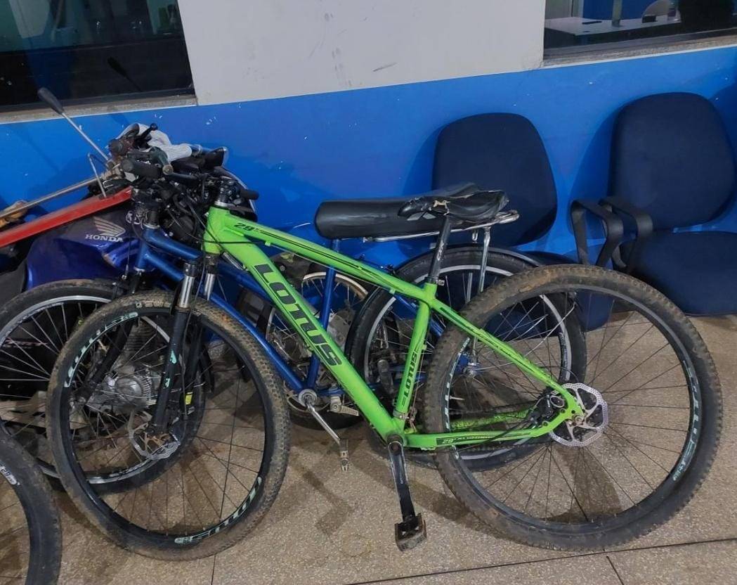 Pedalando uma bicicleta e empurrando outra, suspeito de furto é desmascarado pelo próprio amigo, em Vilhena