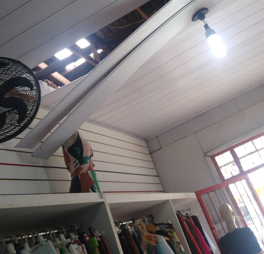Comerciante tem loja saqueada por ladrões no centro de Vilhena; arrombadores entraram e saíram pelo telhado