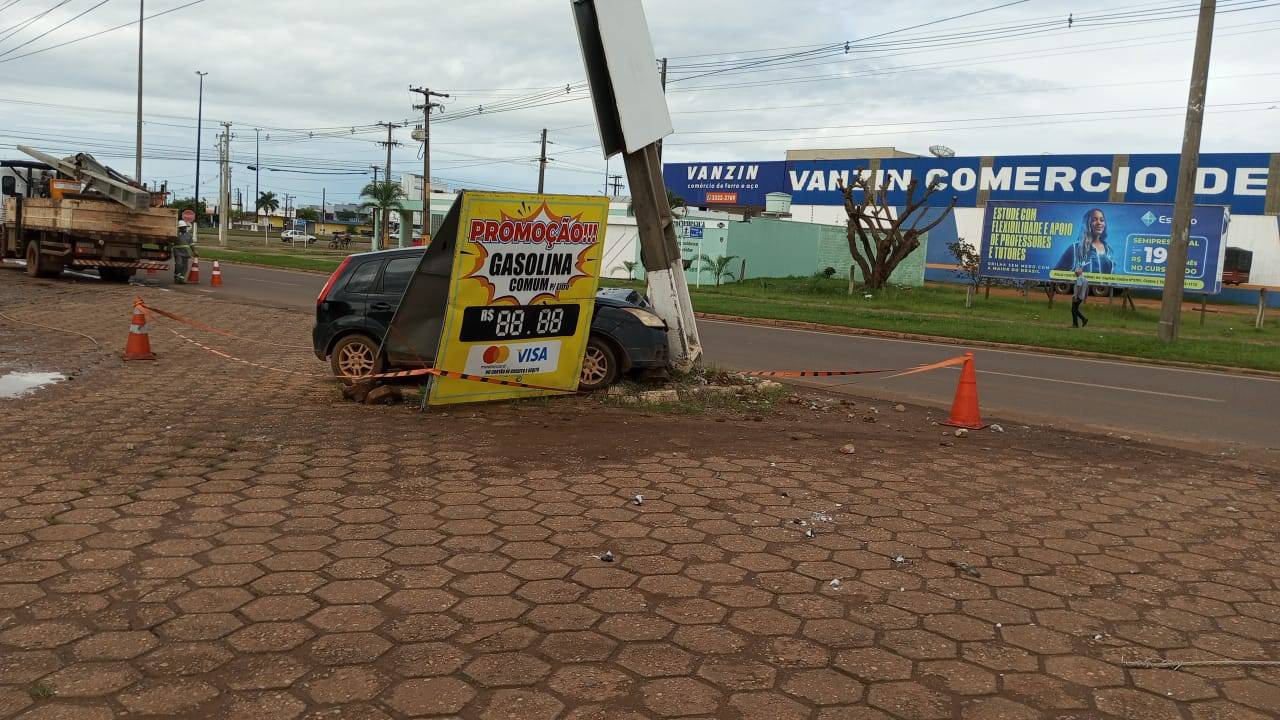 Em noite marcada por morte e tentativas de homicídio, motorista atinge poste e deixa bairros sem energia elétrica, em Vilhena