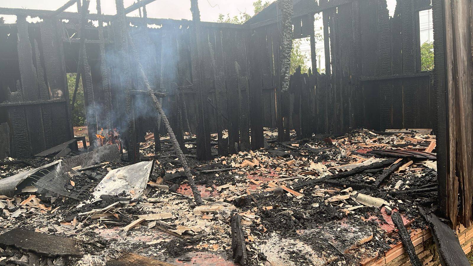 VÍDEO: homem ameaça esposa de morte ao encontrá-la em festa e é preso suspeito de atear fogo à casa dela, em Cerejeiras