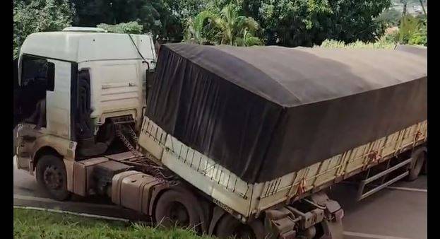 ASSISTA VÍDEO: em Colorado do Oeste, carreta “engasga” em ladeira e mostra que quebra-molas em BR continuam causando problemas