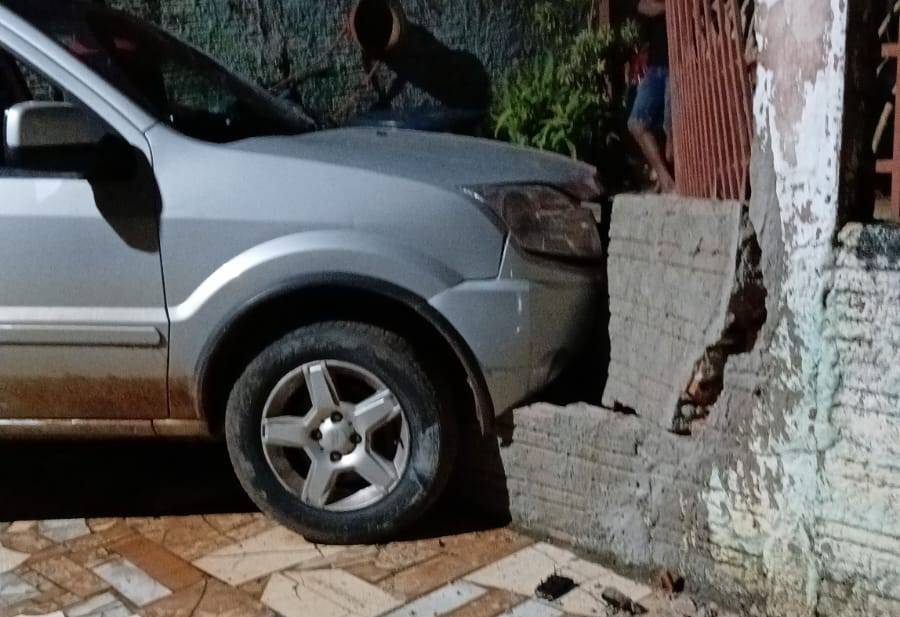 Morador de rua que destruiu carro que ele dizia ser emprestado havia furtado o veículo e está preso, em Vilhena