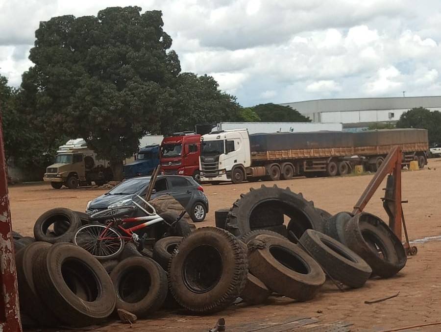 ASSISTA VÍDEO: comerciante denuncia “Bomba de Chikungunya” prestes a explodir em posto de combustíveis desativado, em Vilhena