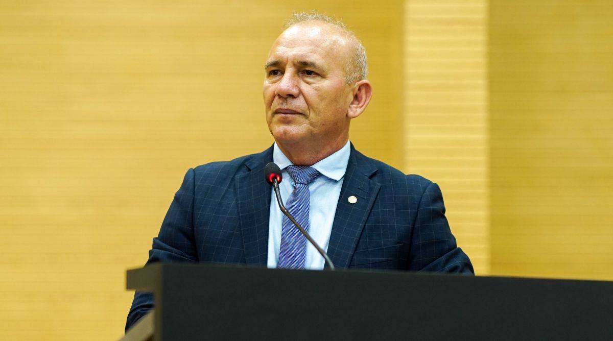 Na tribuna da Assembleia, deputado Ezequiel Neiva critica longas filas e desorganização na logística portuária de Porto Velho