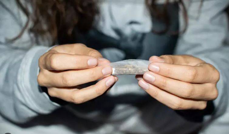 Mãe de adolescente aciona a polícia e garota de 15 anos é encontrada fazendo sexo e fumando maconha, em Vilhena