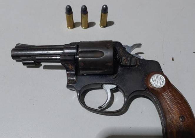 Homem é preso em Vilhena ao cair de telhado tentando fugir da polícia; ele havia ameaçado de morte a ex-esposa e a mãe dela