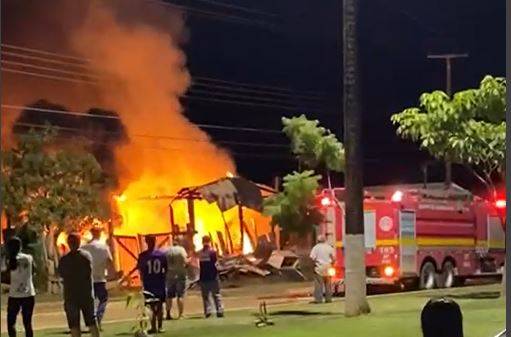 Acúmulo de entulho em casa de idoso consumida por incêndio em Vilhena era um risco para ele e para vizinhos, alertam Bombeiros