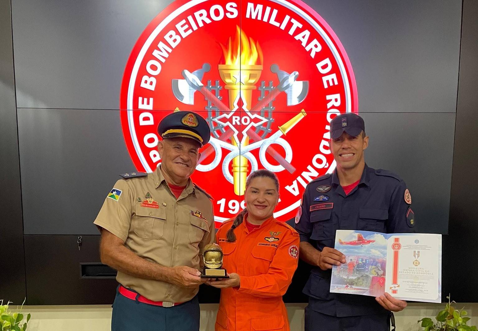 BRAVURA E DEDICAÇÃO: vilhenenses, pai e filho Bombeiros são homenageados pela Corporação em Porto Velho