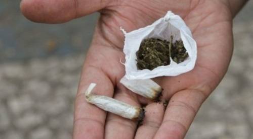 Ao abordar carro dirigido por mulher em Colorado do Oeste, policiais sentem cheiro de maconha e encontram a droga no veículo