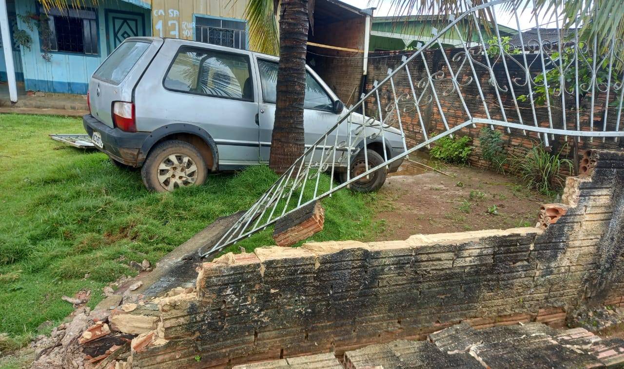 ASSISTA VÍDEO: caminhonete fica “enganchada” após derrubar muro e causar avarias em carro de idoso que estava garagem, em Vilhena