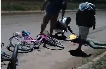 ASSISTA VÍDEO: carro atinge três ciclistas e mulher é resgatada em estado grave pelo Corpo de Bombeiros, em Vilhena