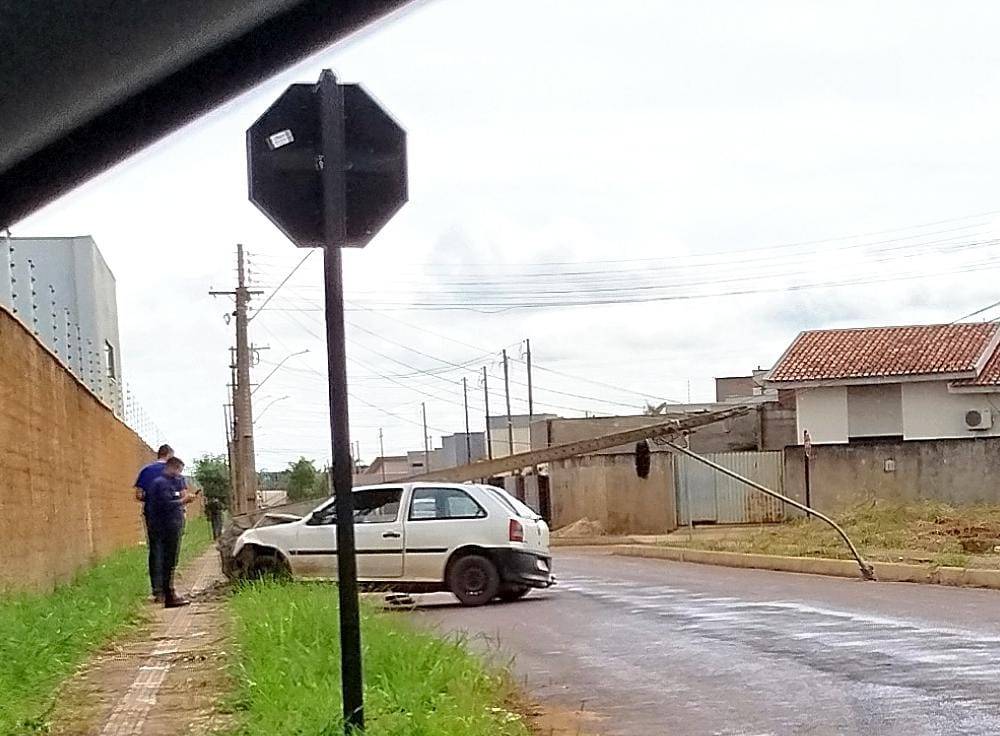 VÍDEO E FOTOS: carro sofre defeito mecânico, derruba poste e deixa parte de bairro sem energia elétrica, em Vilhena