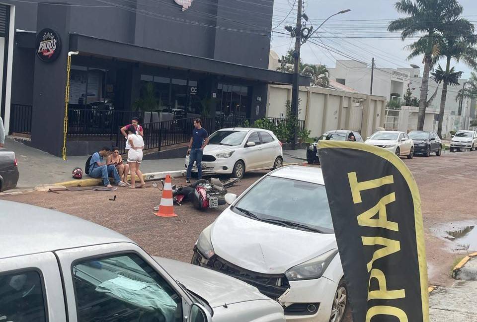 ASSISTA VÍDEO: câmera registra acidente envolvendo carro e motoneta em avenida movimentada de Vilhena