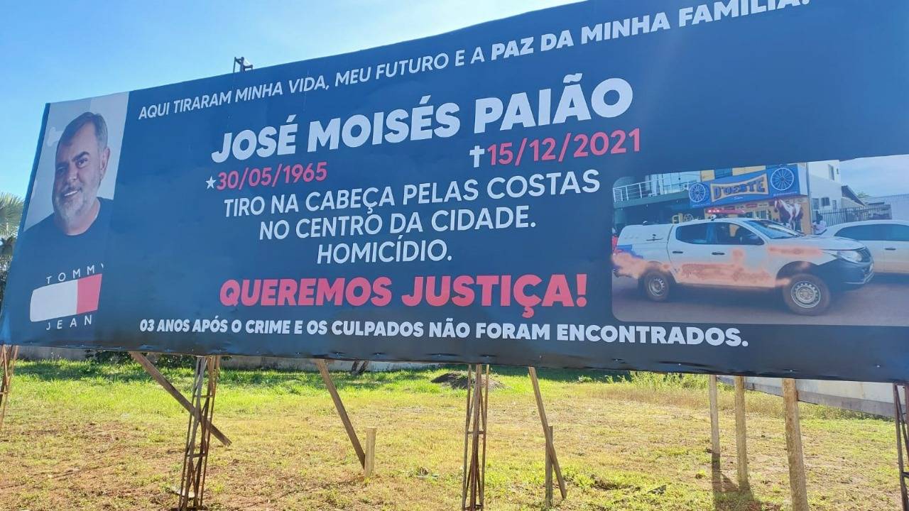 Patrimônio bilionário e 13 supostos filhos: painel instalado em frente o MP cobra investigações sobre o assassinato de empresário, em Vilhena