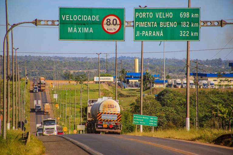 Homem ameaça jogar carro contra carreta na BR 364, em Vilhena, e esposa pula no asfalto com veículo em movimento