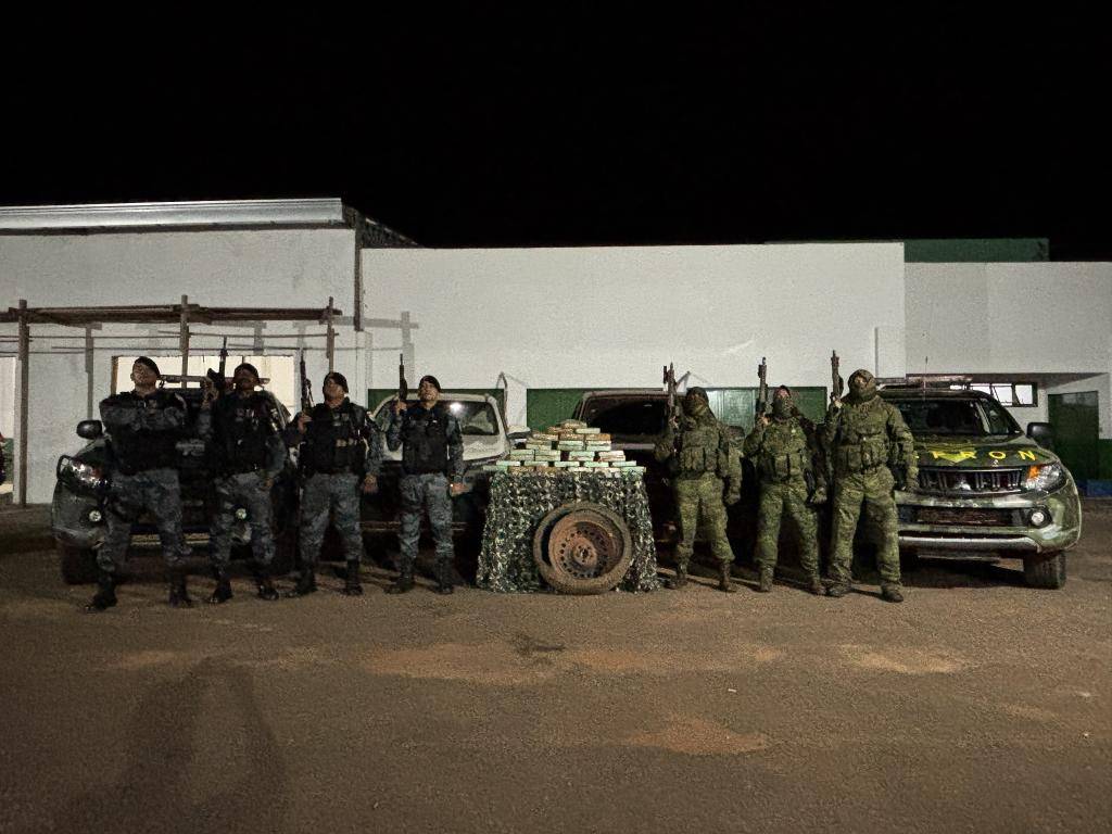 Moradores de cidade vizinha, dois casais são presos transportando R$ 1 milhão em pasta base de cocaína dentro do pneu de caminhonete