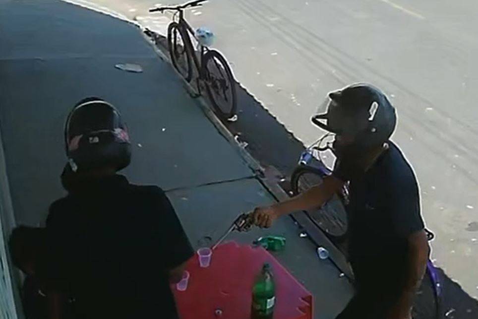 ASSISTA VÍDEO: em plena luz do dia, ladrões assaltam adolescentes e disparam tiro na parede de lanchonete, em Vilhena