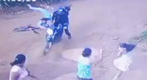 ASSISTA VÍDEO: com criança na garupa, mulher tem bicicleta atingida por moto e Bombeiros são mobilizados, em Vilhena