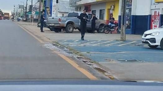 Semana começa com viatura, delegado e agentes da Polícia Federal em frente loja na região central de Vilhena