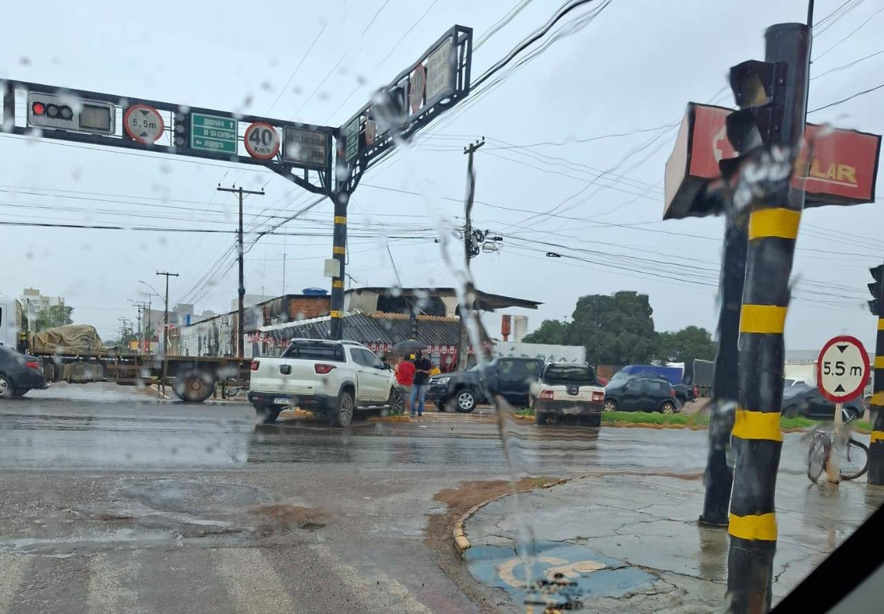 CACETADA: duas picapes se chocam violentamente em cruzamento de avenida com rodovia federal, em Vilhena
