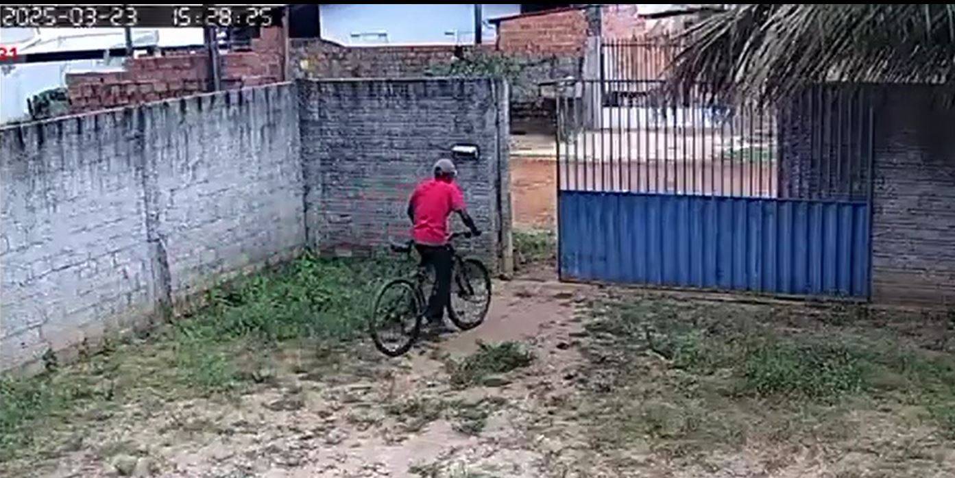 ASSISTA VÍDEO: ladrão é filmado entrando em quintal de casa e fugindo depois de furtar bicicleta, em Vilhena