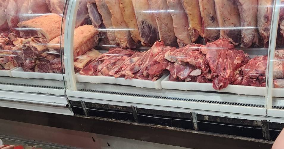 O OUTRO LADO: empresa desmonta balcão frigorífico e devolve cartão bancário que cliente deixou cair em fresta do equipamento