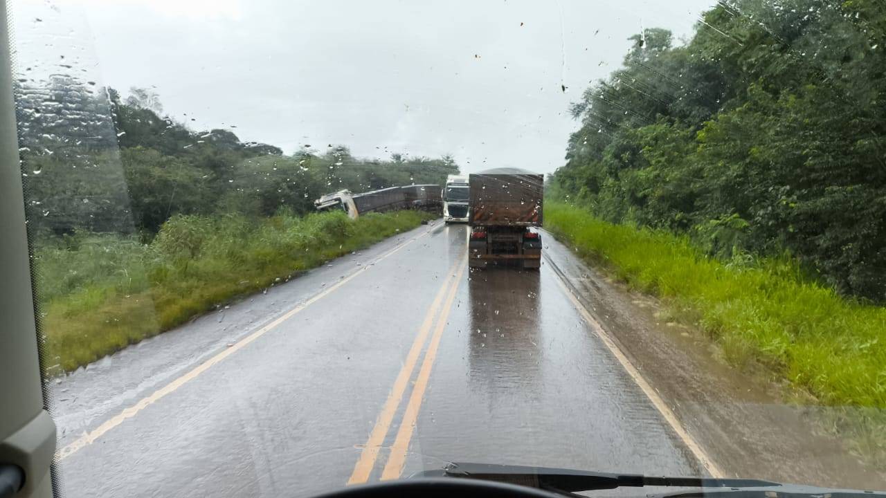 VEJA VÍDEOS: acidente envolvendo carreta e carro de passeio deixa um morto em rodovia federal que liga Vilhena a Mato Grosso