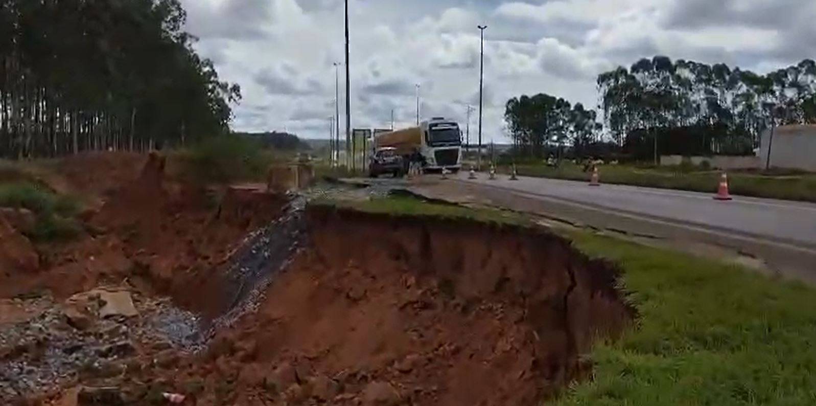 ASSISTA VÍDEO: cratera que ameaça “engolir” pista da BR 364, em Vilhena, mobiliza PRF e DNIT; motoristas usam desvio