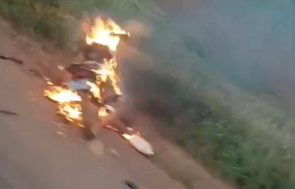 ASSISTA VÍDEO: dono toca fogo em motocicleta após o veículo apresentar outro defeito em rodovia que liga Cerejeiras a Corumbiara