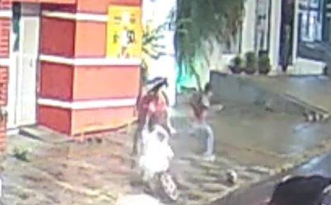 ASSISTA: vídeo mostra ladrão levando “voadora” ao tentar roubar motoneta usando faca contra mulher em Colorado do Oeste