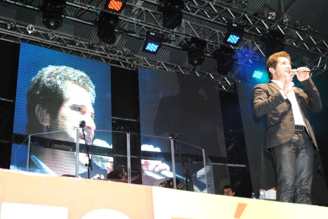 Problemas na entrada, falha na comunicação, rodeio e show no 1º dia da festa   