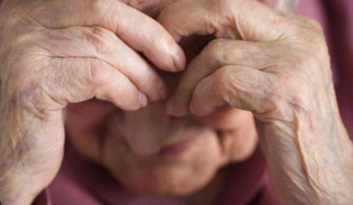 Passando fome, mulher de 82 anos que tinha aposentadoria usada pelo filho para comprar drogas é resgatada por PMs e Bombeiros, em Vilhena