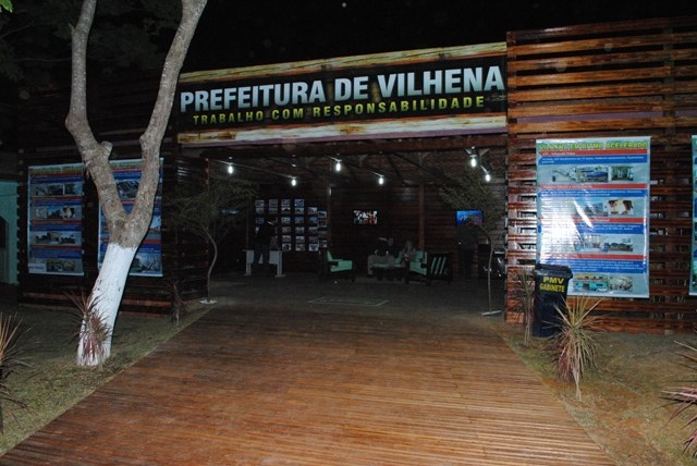 Stand da Prefeitura mostra fotos antigas, atuais e do futuro de Vilhena