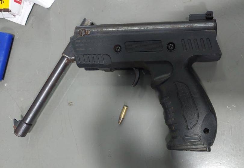 Após apreender pistola de pressão adaptada, Polícia Militar prende dois foragidos da justiça na cidade de Cerejeiras