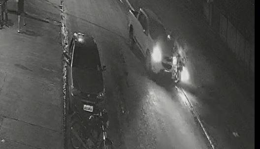 ASSISTA VÍDEO: após batida frontal contra motocicleta em Vilhena, motorista foge e abandona picape envolvida no acidente