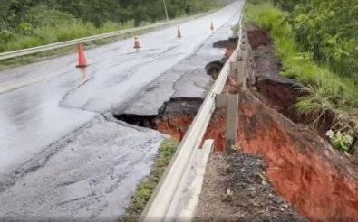 Erosão avança sobre a pista, rodovia federal que liga Rondônia a Cuiabá está interditada desde ontem e não há prazo para liberação