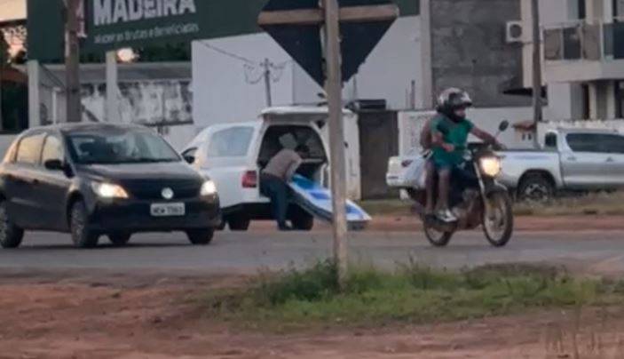 VÍDEO: viralizam no WhatsApp imagens de urna funerária que caiu em rodovia de Vilhena quando era transportada