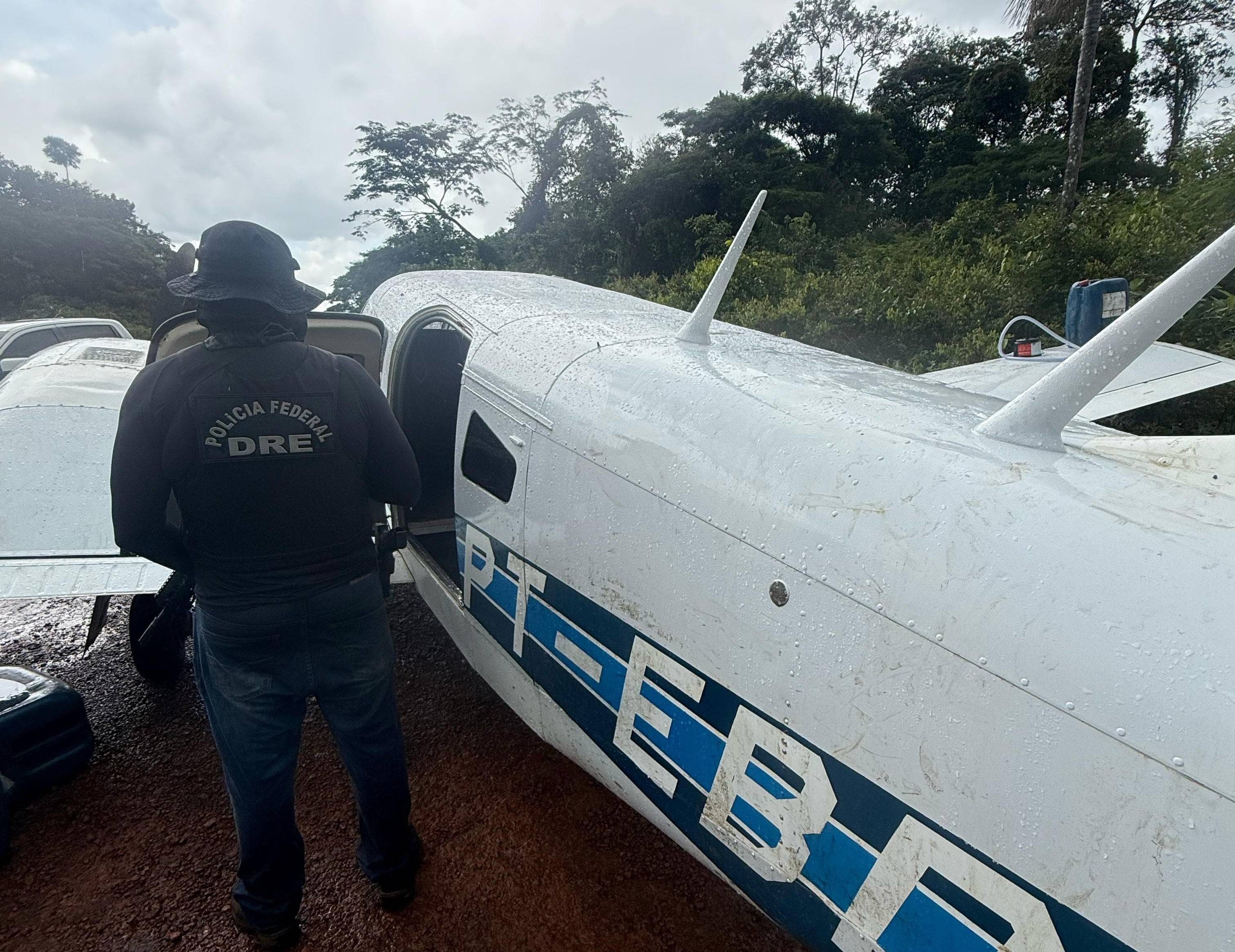 Ação conjunta entre PF e Gefron na divisa de Rondônia com Mato Grosso apreende avião com meia tonelada de drogas a bordo