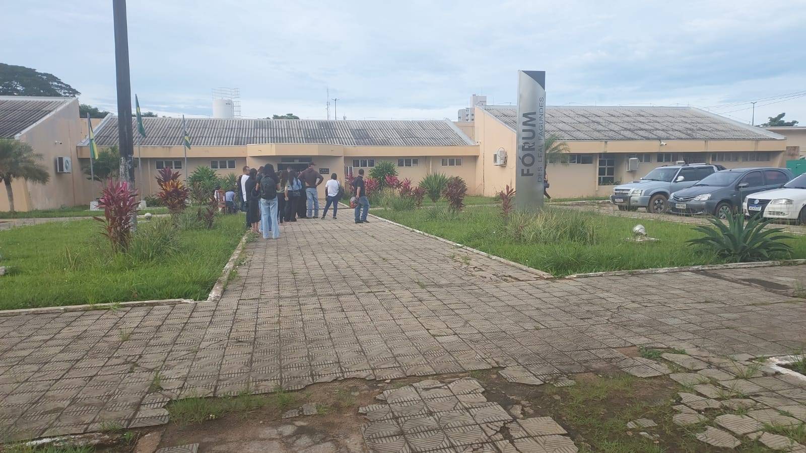 Amigos de rapaz assassinado a tiros em Vilhena em 2022 vieram de Mato Grosso para assistir júri da acusada de tramar o crime