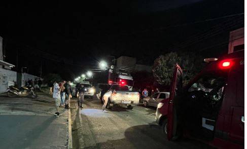 Briga de casal termina em mordida, churrasqueira “voando”, troca de socos no meio da rua e batida em carreta no centro de Vilhena
