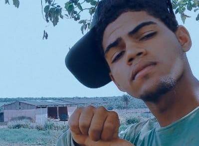 Rapaz de 20 anos é assassinado no meio da rua em Chupinguaia; antes de morrer, vítima teria conversado com familiar