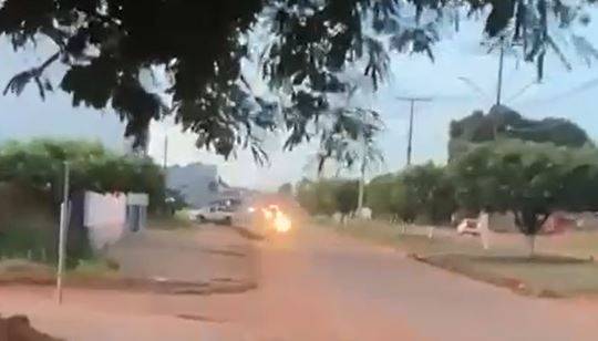 VÍDEOS: armado, embriagado e atirando, empresário tenta escapar da polícia e tem pneus de picape estourados na bala em Cerejeiras
