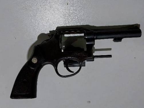 Homem é flagrado com revólver e argumenta que arma seria usada contra facção que matou seu irmão, em Vilhena