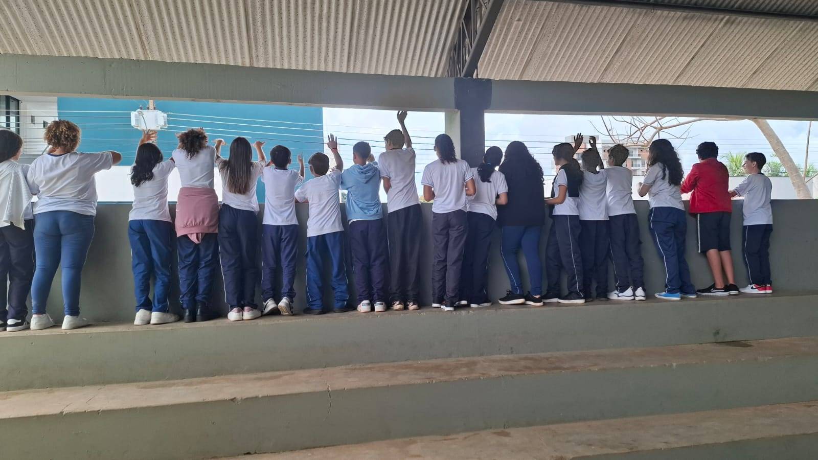 PÉSSIMO EXEMPLO: mulher foge com bola de vôlei, “dá de dedo” para estudantes e revolta alunos de escola pública, em Vilhena