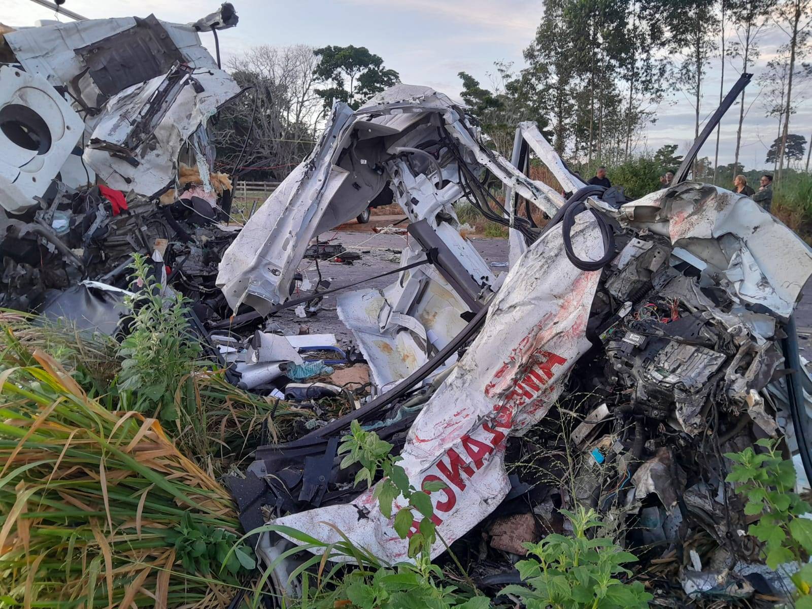 URGENTE: ambulância de Vilhena bate em carreta na BR 364 e deixa quatro mortos, incluindo motorista, médica e paciente grávida