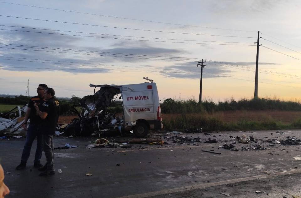 VÍDEOS: motorista da carreta atingida por ambulância de Vilhena na BR 364 é de Ji-Paraná; novos detalhes da tragédia impressionam